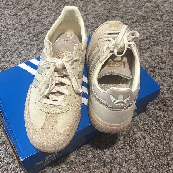 It fits big for me , it will fit for someone who wear 7w in adidas - Picture 2 of 6